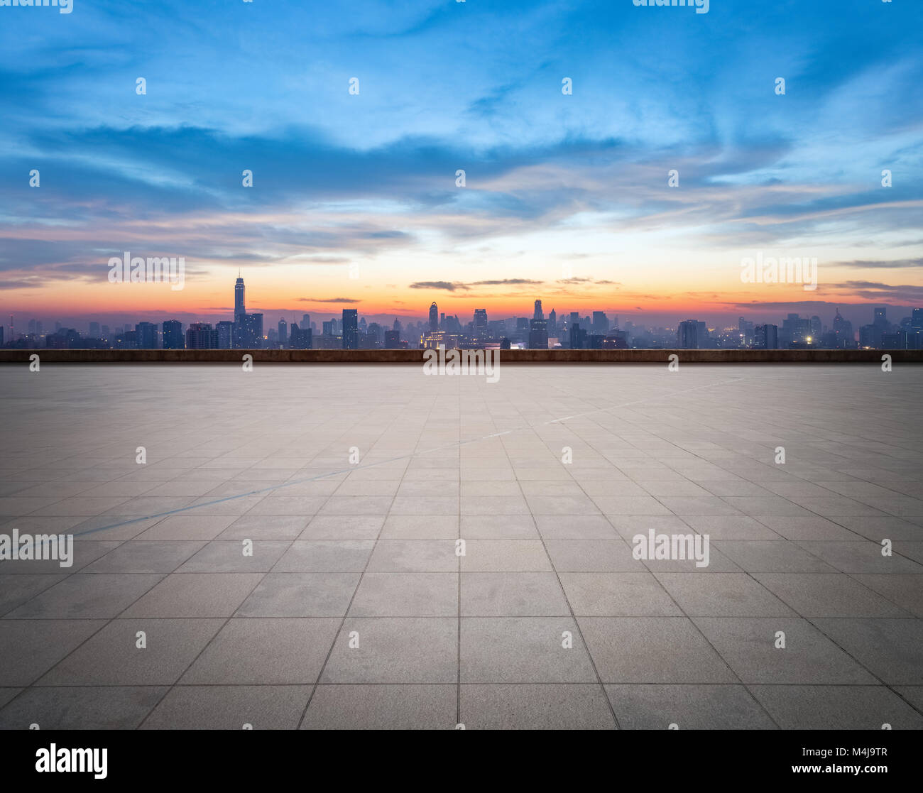 Leere Etage mit Sicht auf die City Skyline Stockfoto