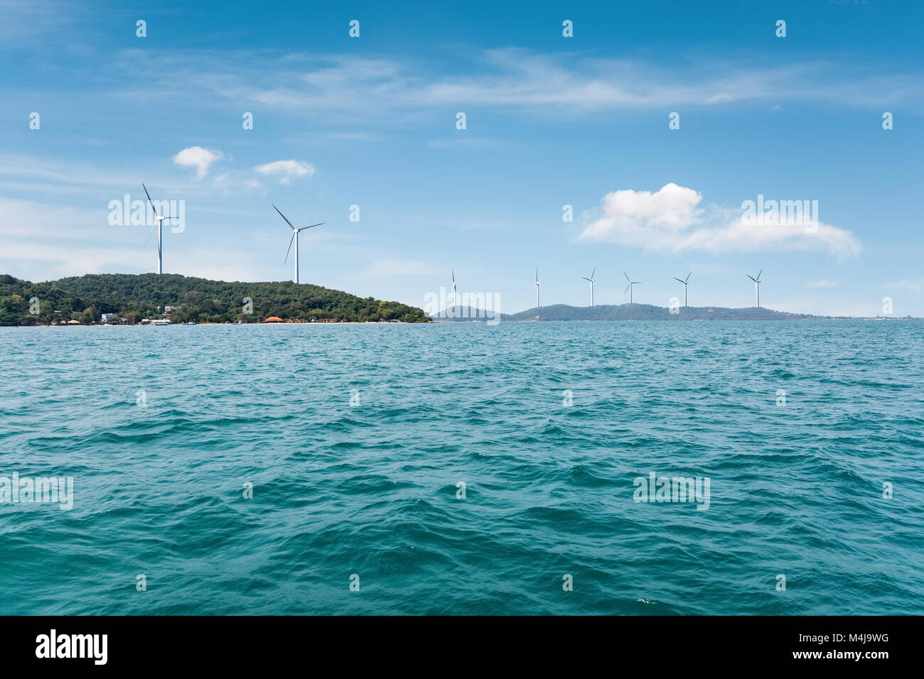 Wind Farm am Meer Stockfoto