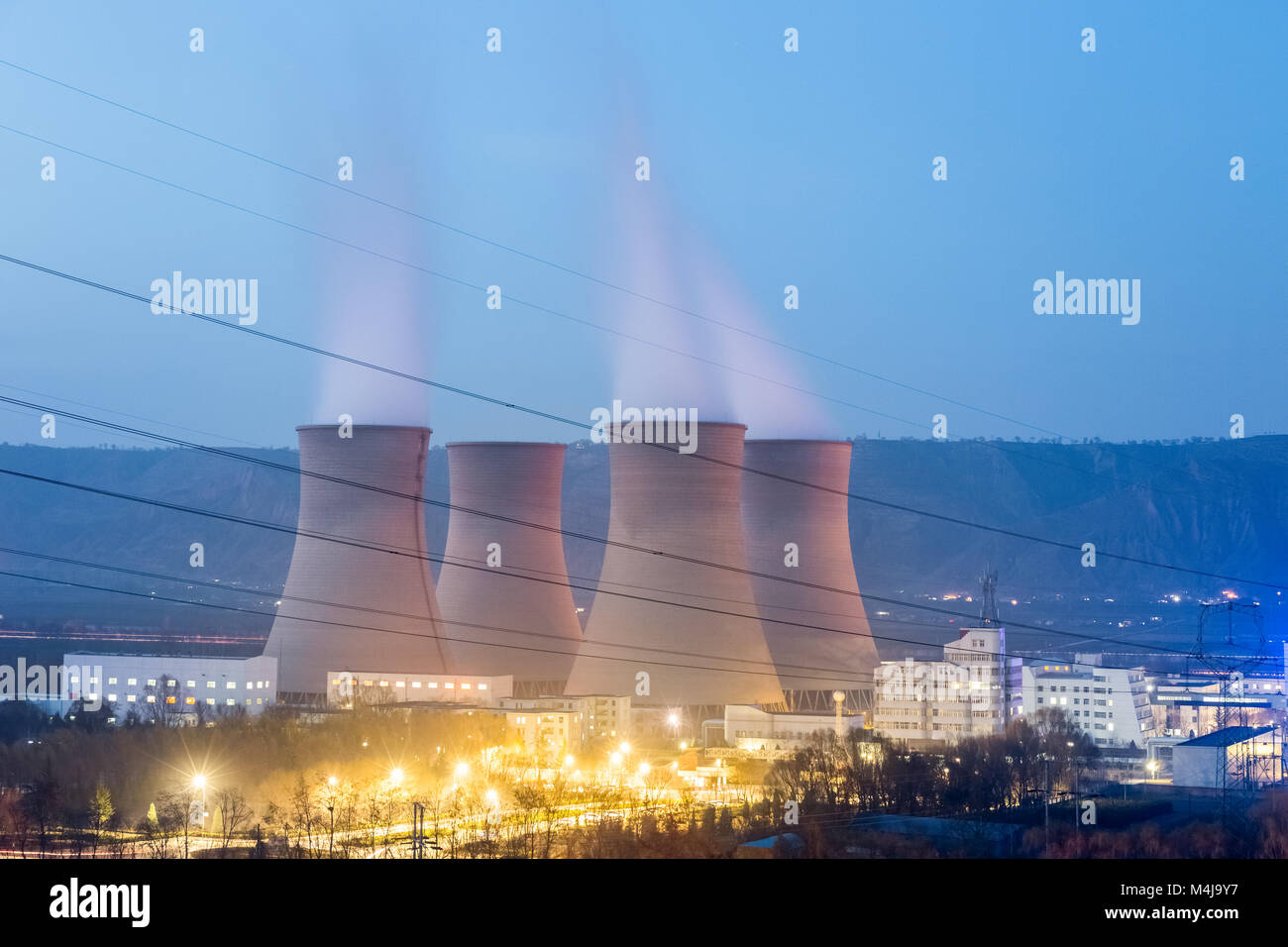 Wärmekraftwerk in der Abenddämmerung Stockfoto