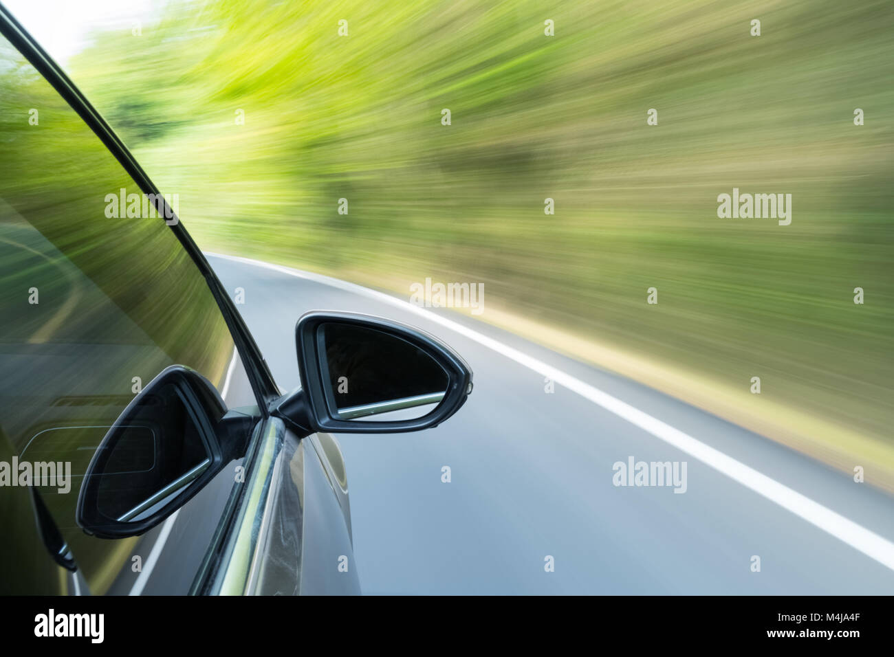 Auto fahren mit grünen Bewegungsunschärfe Stockfoto