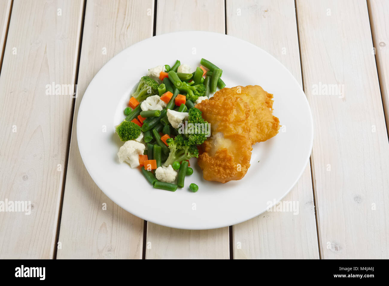 Fisch Filet im Teig mit gekochtem Gemüse Stockfoto