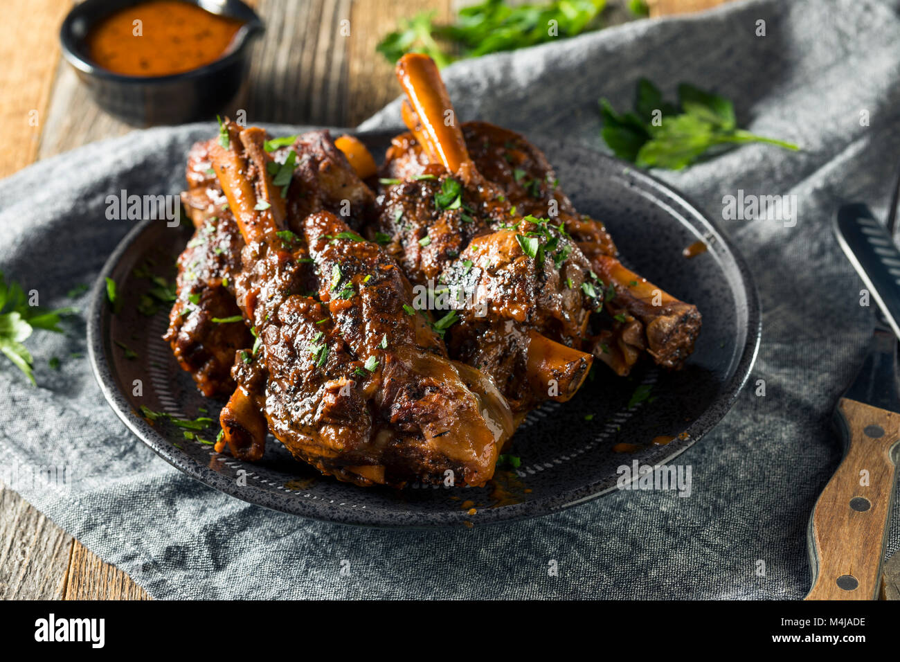 Hausgemachte geschmorte Lammkeule mit Soße und Kräuter Stockfotografie ...