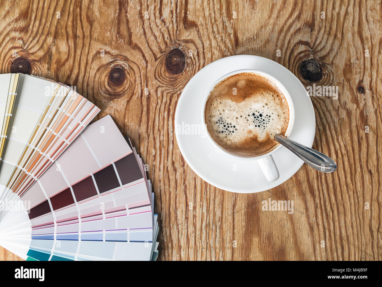 Farbpalette und Kaffee Tasse Stockfoto