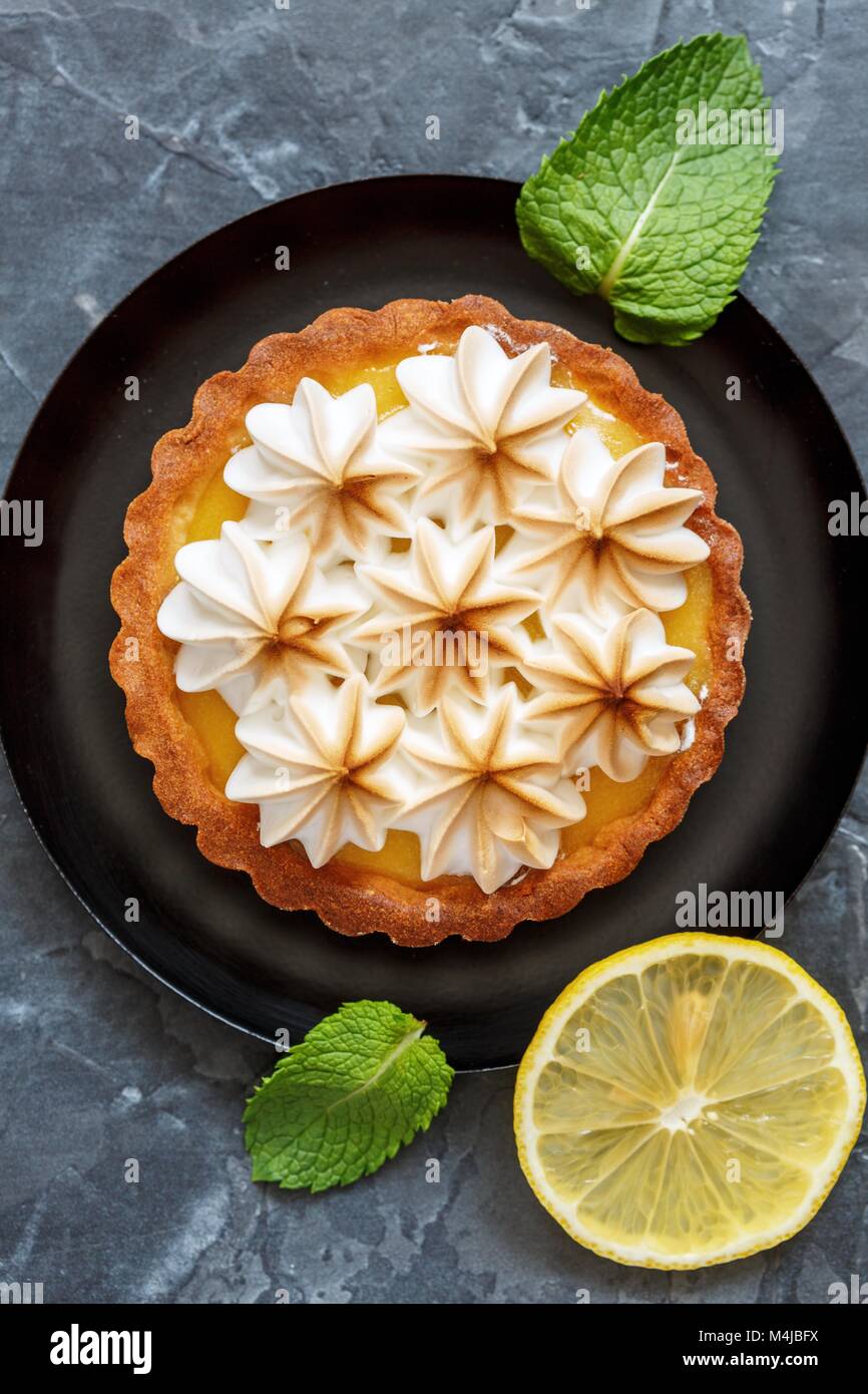 Törtchen mit Zitronencreme und meringue. Stockfoto