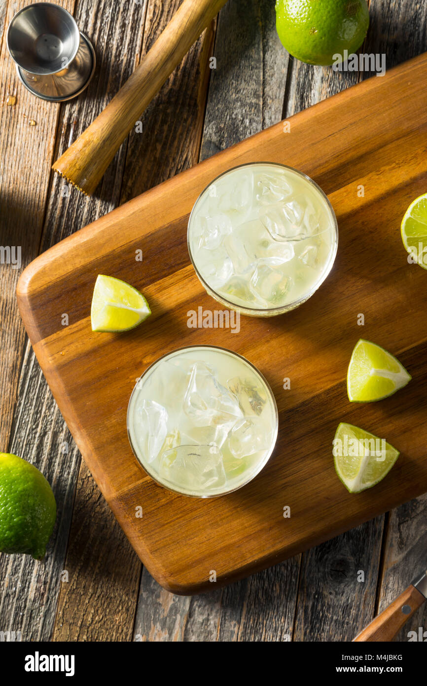 Hausgemachte brasilianische Caipirinha Cocktails mit Limettensaft und Zucker Stockfoto