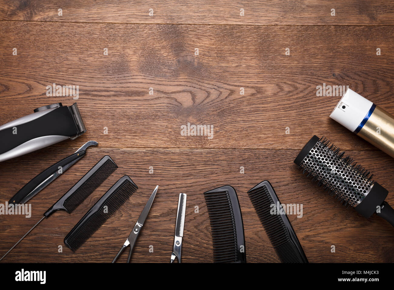 Hohe Betrachtungswinkel eines Friseurs Werkzeuge angeordnet auf hölzernen Schreibtisch Stockfoto
