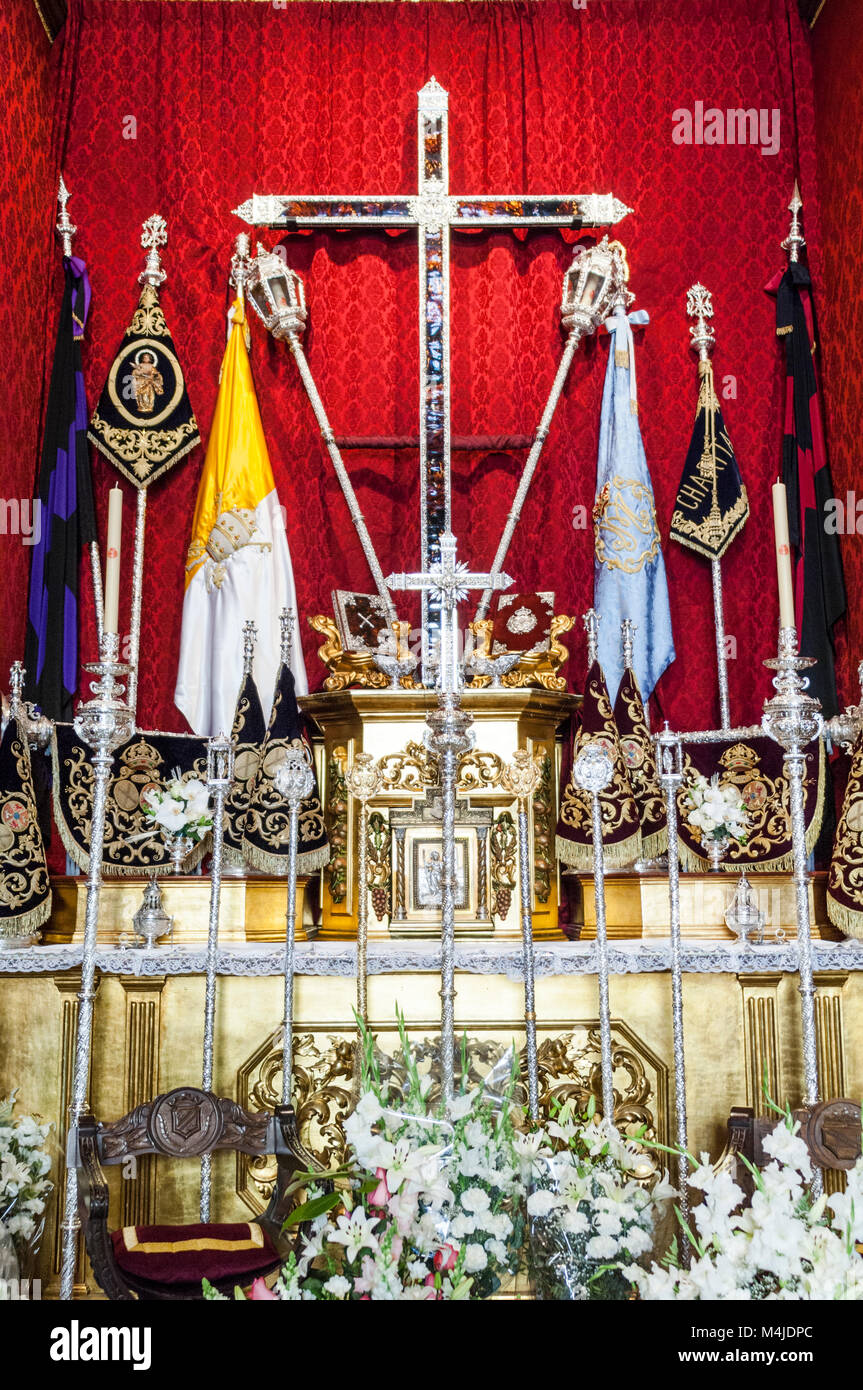 Kreuz von Führer und Abzeichen der Bruderschaft des 'Los Panaderos' am Altar vor dem buß Station bestellt. Stockfoto