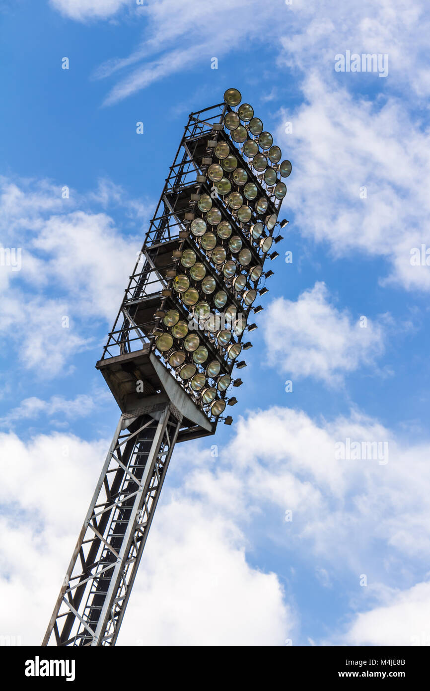 Alte Arbeitsscheinwerfer Mast Stockfoto