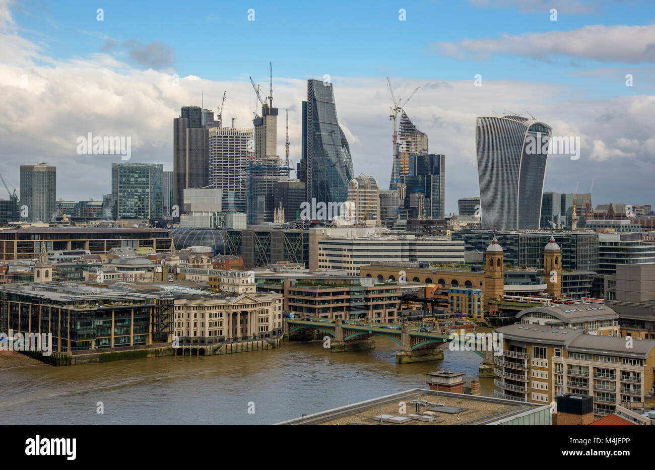 Ansicht der Stadt von London über die Themse von der Tate Modern, London, England, Vereinigtes Königreich. Stockfoto