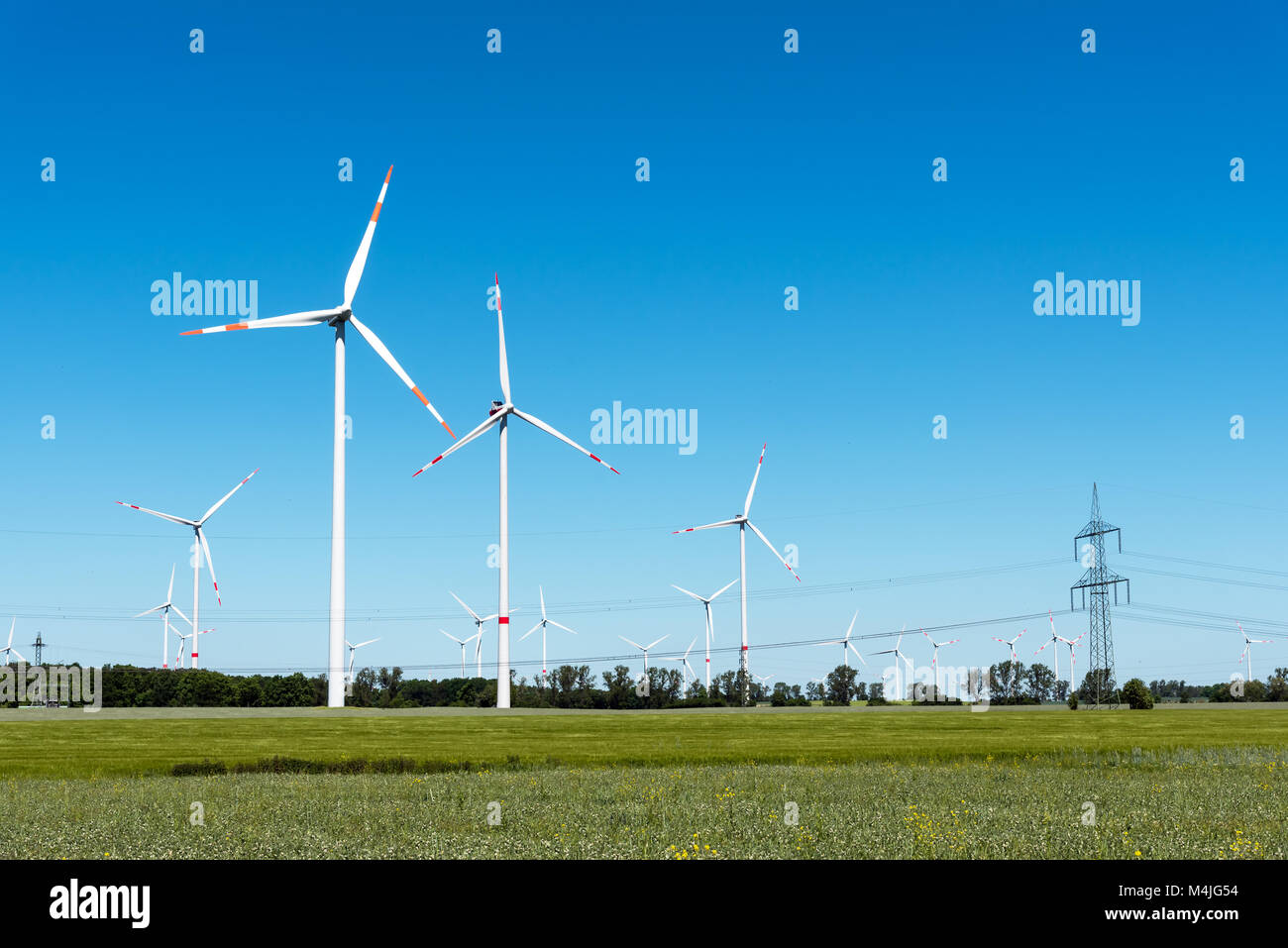 Windenergie anlagen in ländlichen Deutschland gesehen Stockfoto