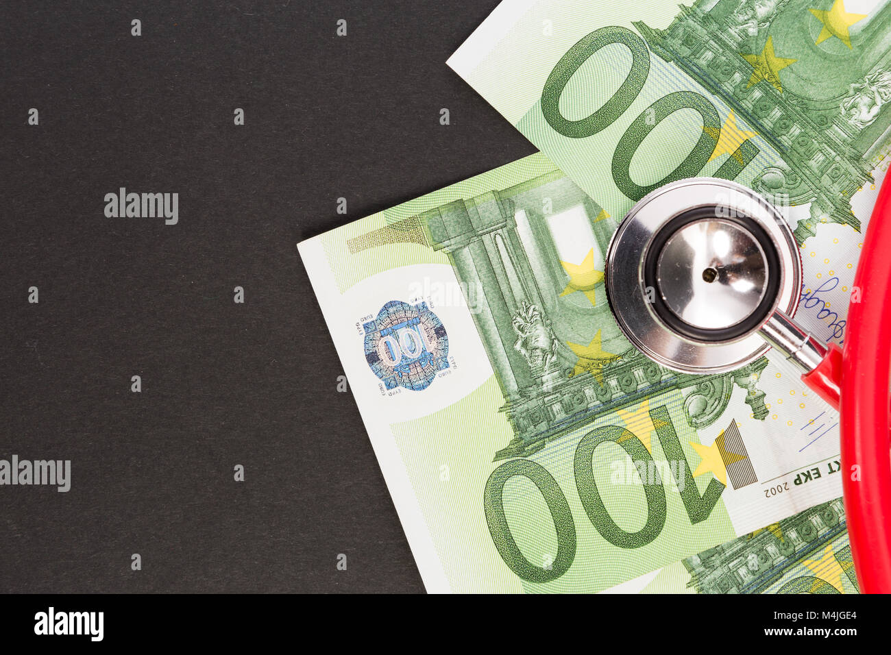 Hundert Euro Banknoten und Stethoskop so teuer europäischen Gesundheitswesen Konzept Stockfoto