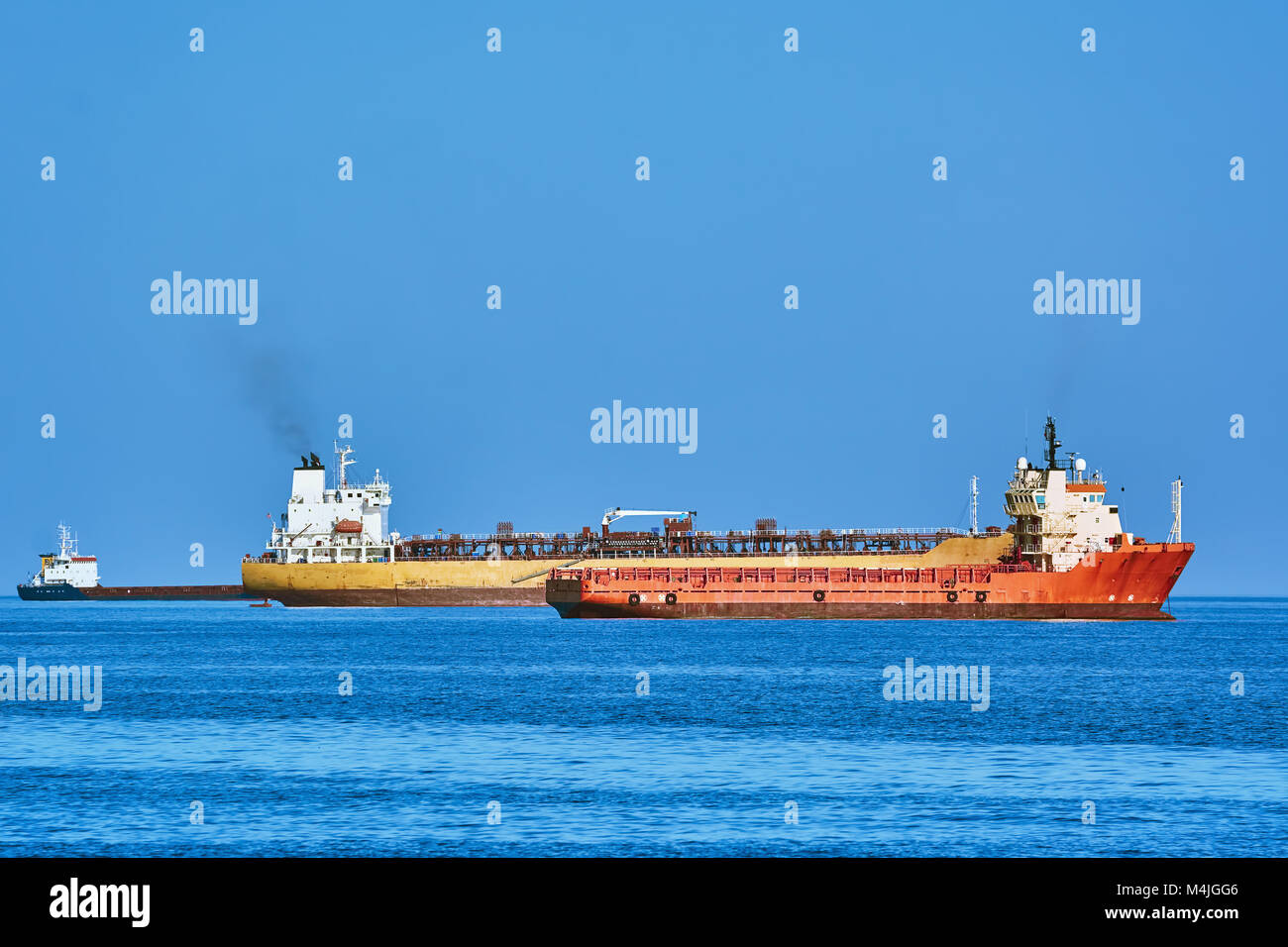 Frachtschiffe in Anchorage Stockfoto