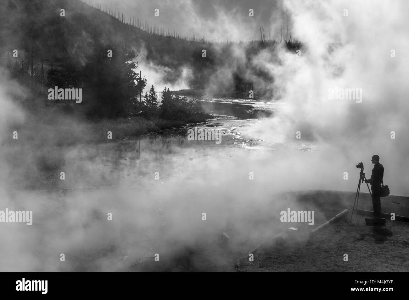 Fotograf Einfangen eines steamy Hot Spring im Yellowstone National Park Stockfoto
