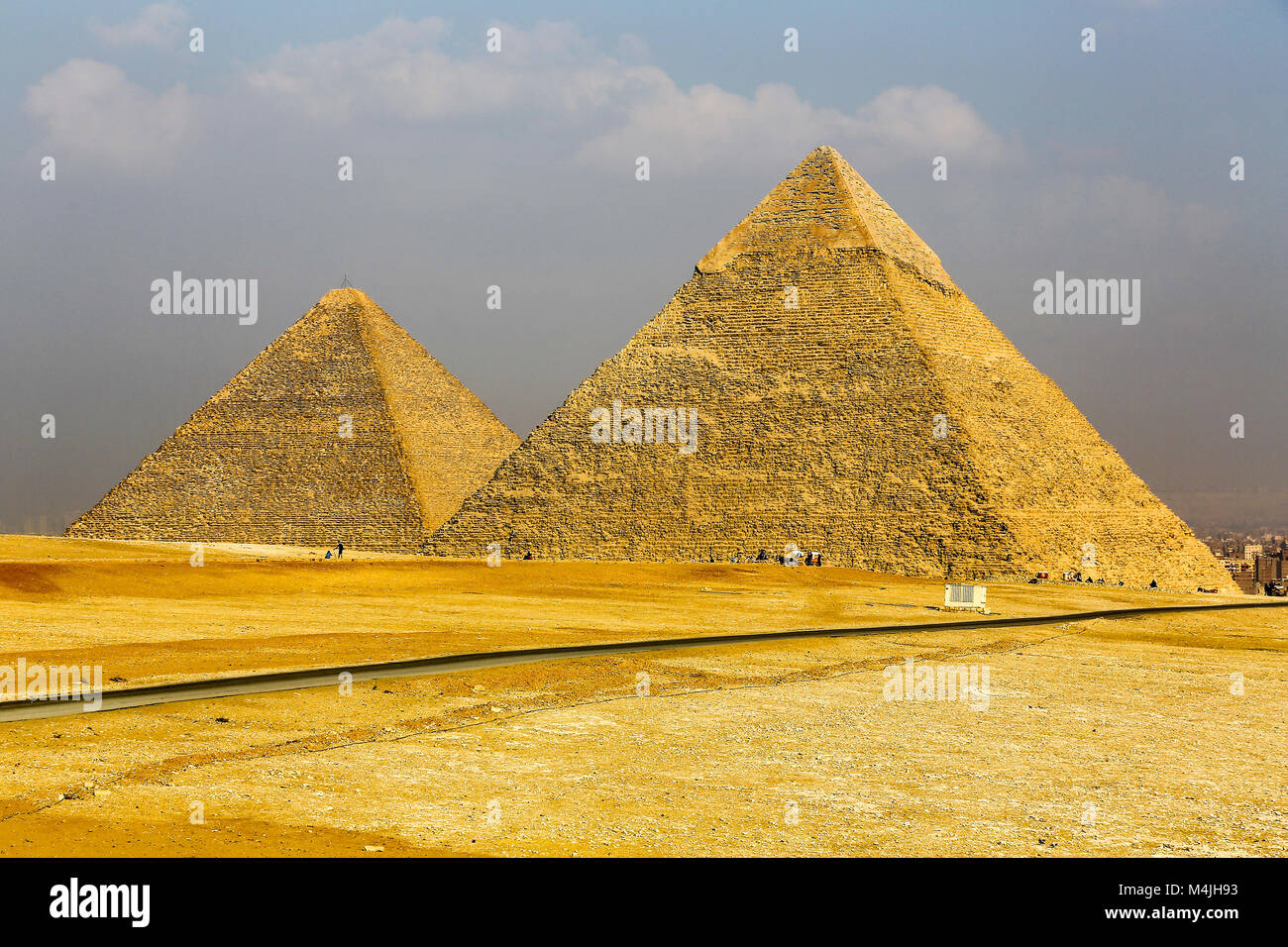 Die Große Pyramide von Gizeh oder der Pyramide des Cheops, mit der Cheopspyramide hinter, Pyramiden, Giza, Ägypten, Nordafrika Stockfoto