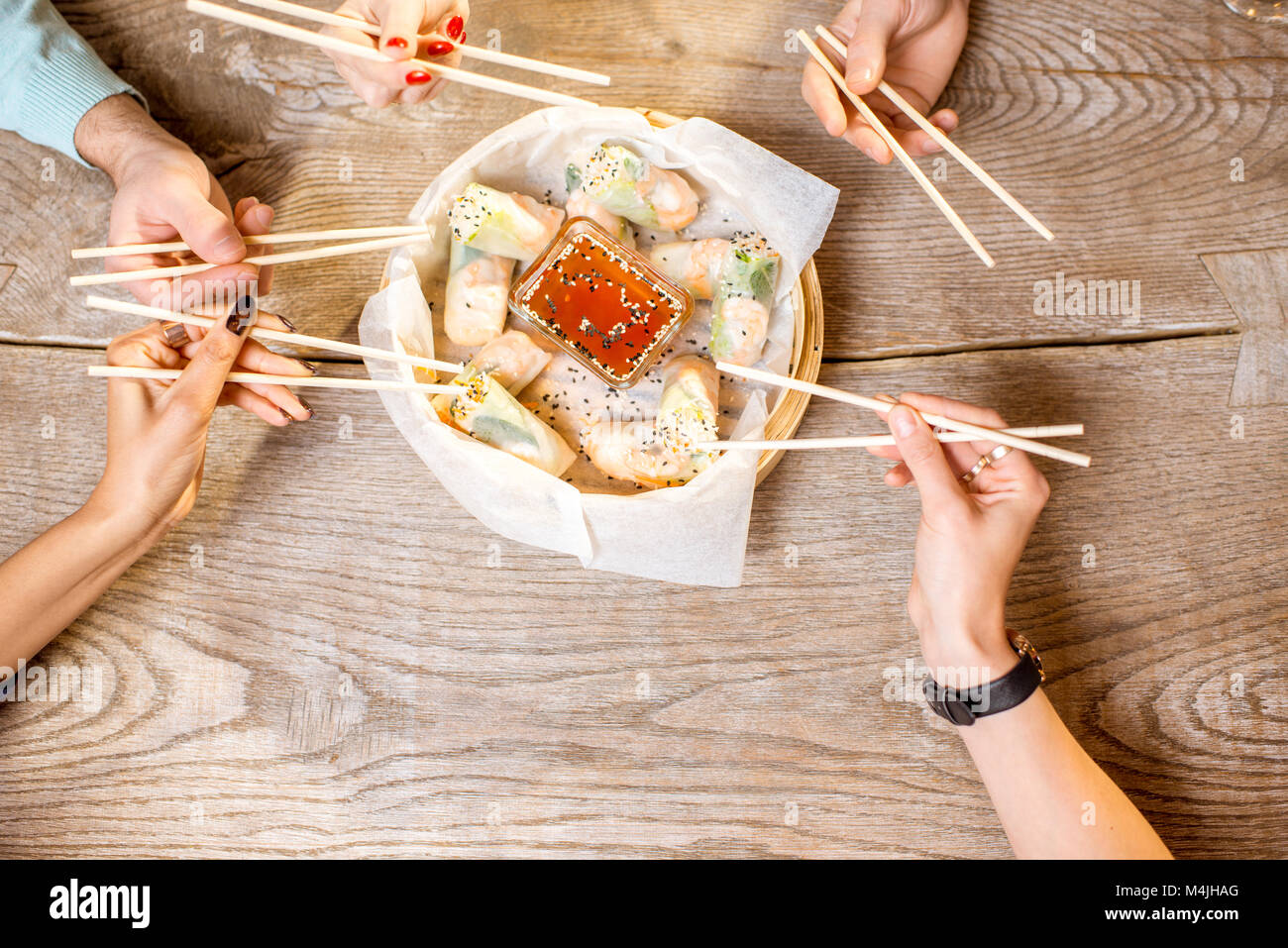Essen mit Stäbchen Reis rollen Stockfotografie - Alamy
