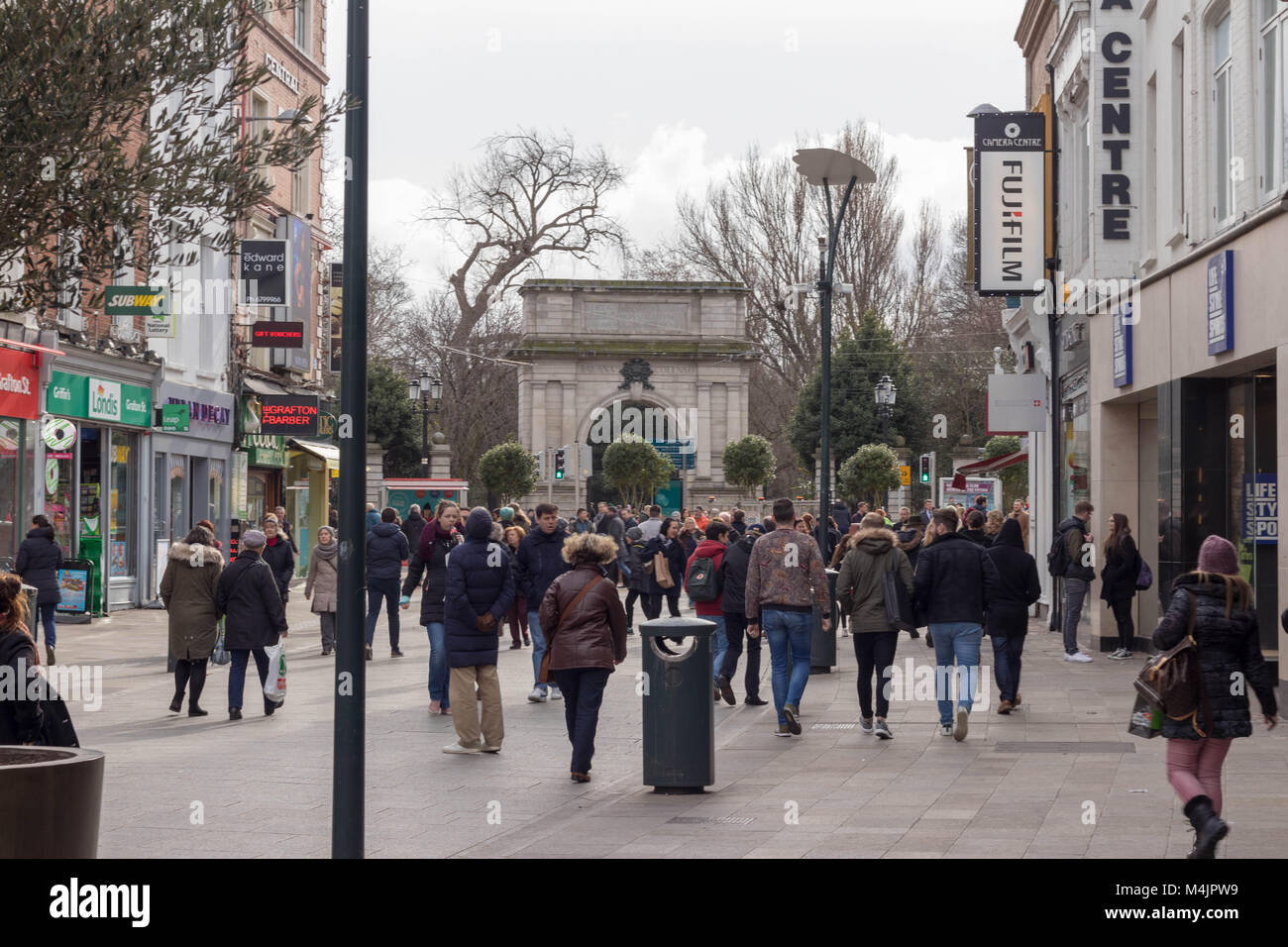 Menschen zu Fuß auf der Grafton Street, einem beliebten hochwertigen Shopping Gebiet in Dublin. Stockfoto