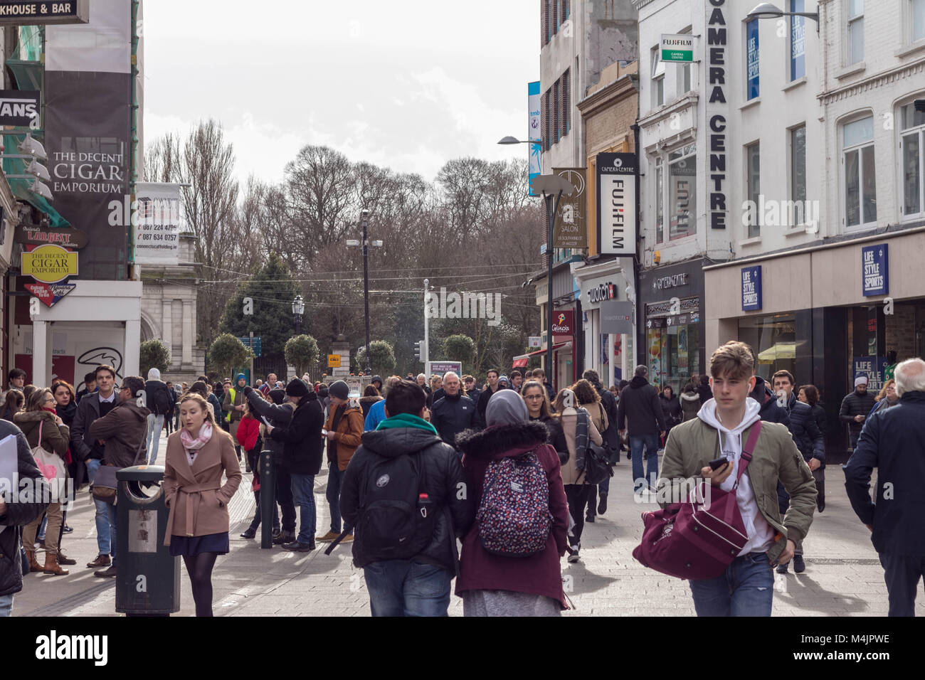 Menschen zu Fuß auf der Grafton Street, einem beliebten hochwertigen Shopping Gebiet in Dublin. Stockfoto