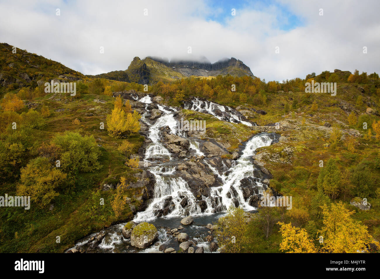 Lofoten Wasserfall auf Moskenesoya, Lofoten, Norwegen Stockfoto