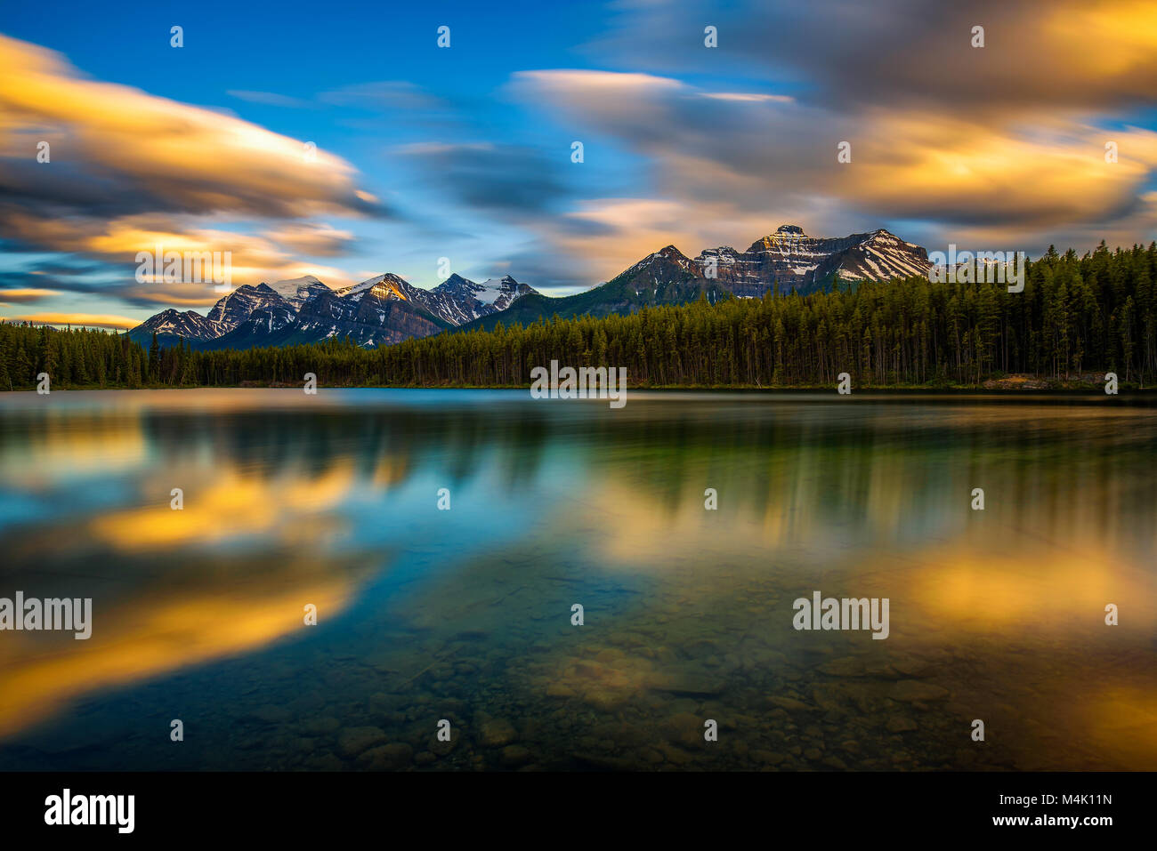 Sonnenuntergang über Herbert Lake im Banff National Park, Alberta, Kanada Stockfoto
