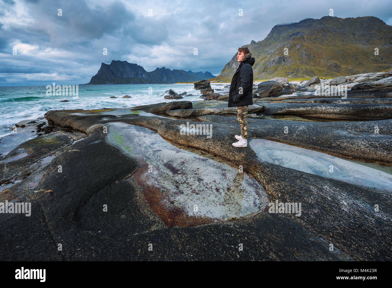 Wanderer bei Uttakleiv Strand auf den Lofoten Insel Stockfoto