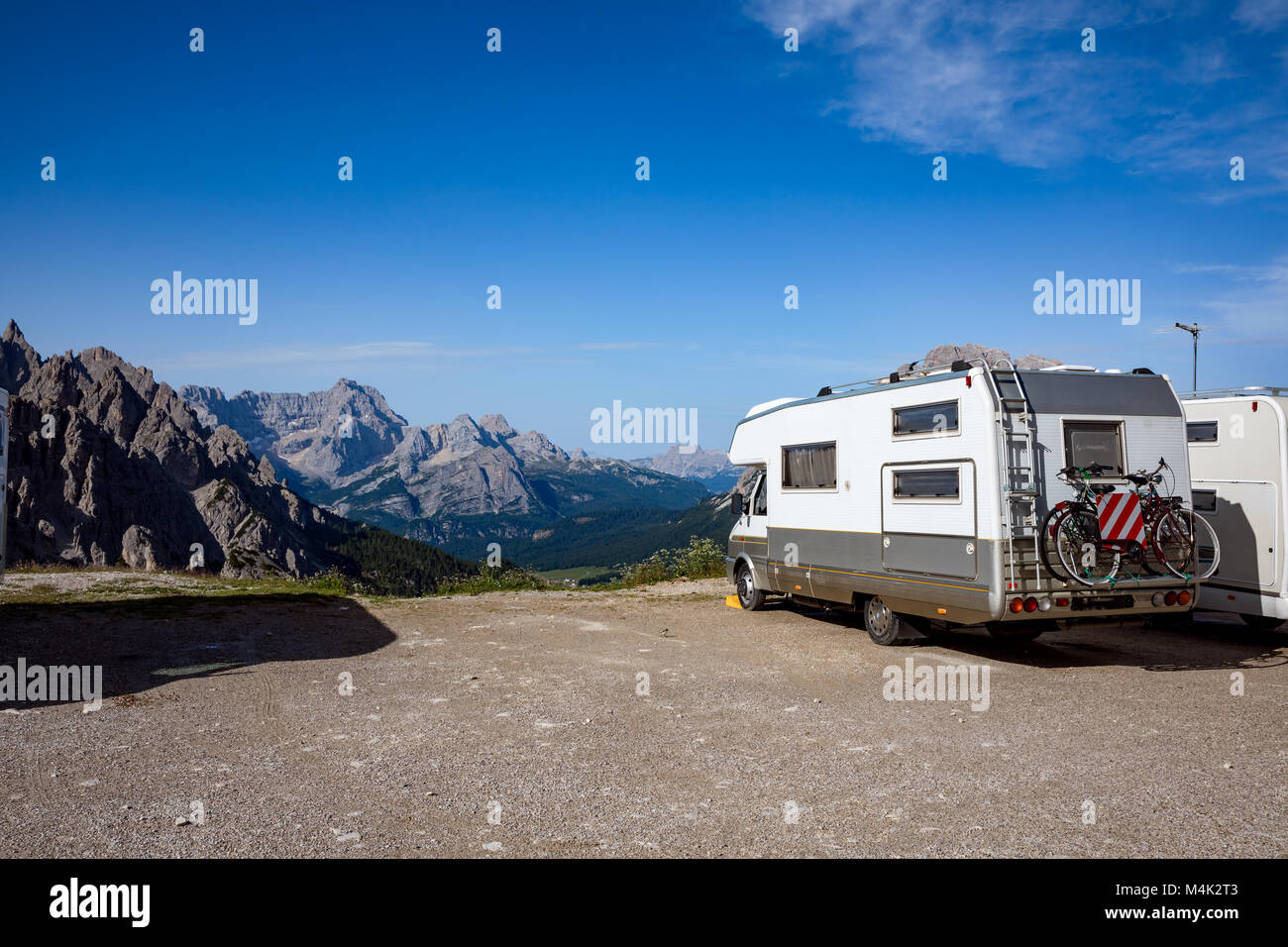 Familie Urlaub Reisen, Urlaub im Reisemobil, VR Caravan Auto Urlaub. Schöne Natur Italien Natur Alpen. Nationalpark Tre Ci Stockfoto