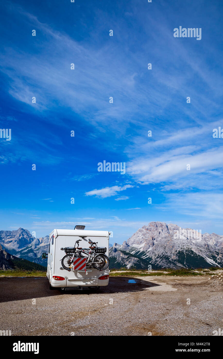 Familie Urlaub Reisen, Urlaub im Reisemobil, VR Caravan Auto Urlaub. Schöne Natur Italien Natur Alpen. Nationalpark Tre Ci Stockfoto