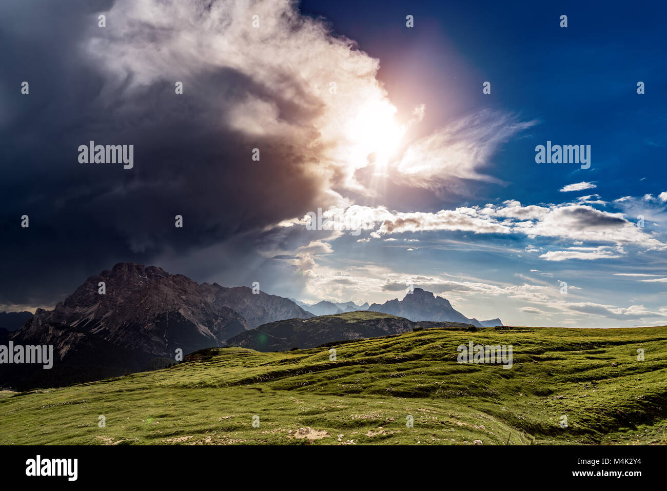 Ein Sturm Cloud kommt in der Sonne. Beginn der Sturm. Nationalpark Drei Zinnen in den Dolomiten Alpen. Schönen natur von Italien. Stockfoto