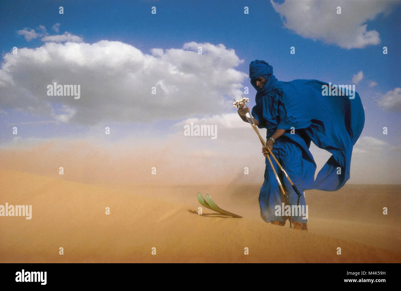 Algerien. Ain Salah. Western Sand Meer. Grand Erg Occidental. Sahara. Mann aus Touareg Stamm Skifahren von Sanddüne. Stockfoto