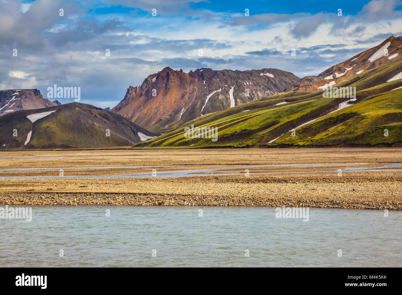 Kaltes Wasser strömen unter Gelb tundra Stockfoto