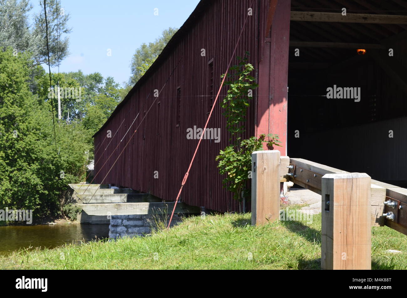 Diese Brücke ist die älteste Brücke in Kanada. Es ist in New Delhi, Ontario. Stockfoto