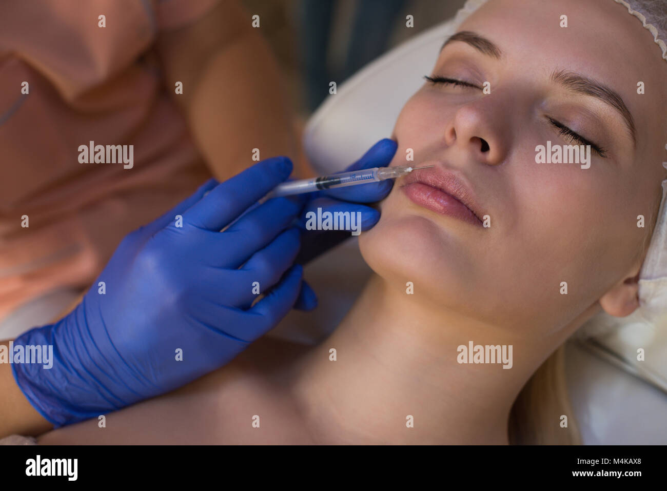 Kosmetikerin, Beauty Behandlung für weibliche Kunden Stockfoto