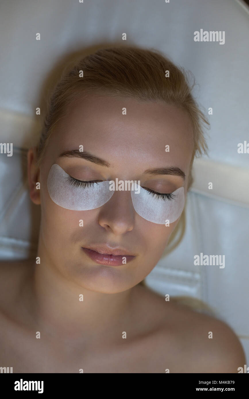 Frau erhalten Eyelash Extension Behandlung in Salon Stockfoto