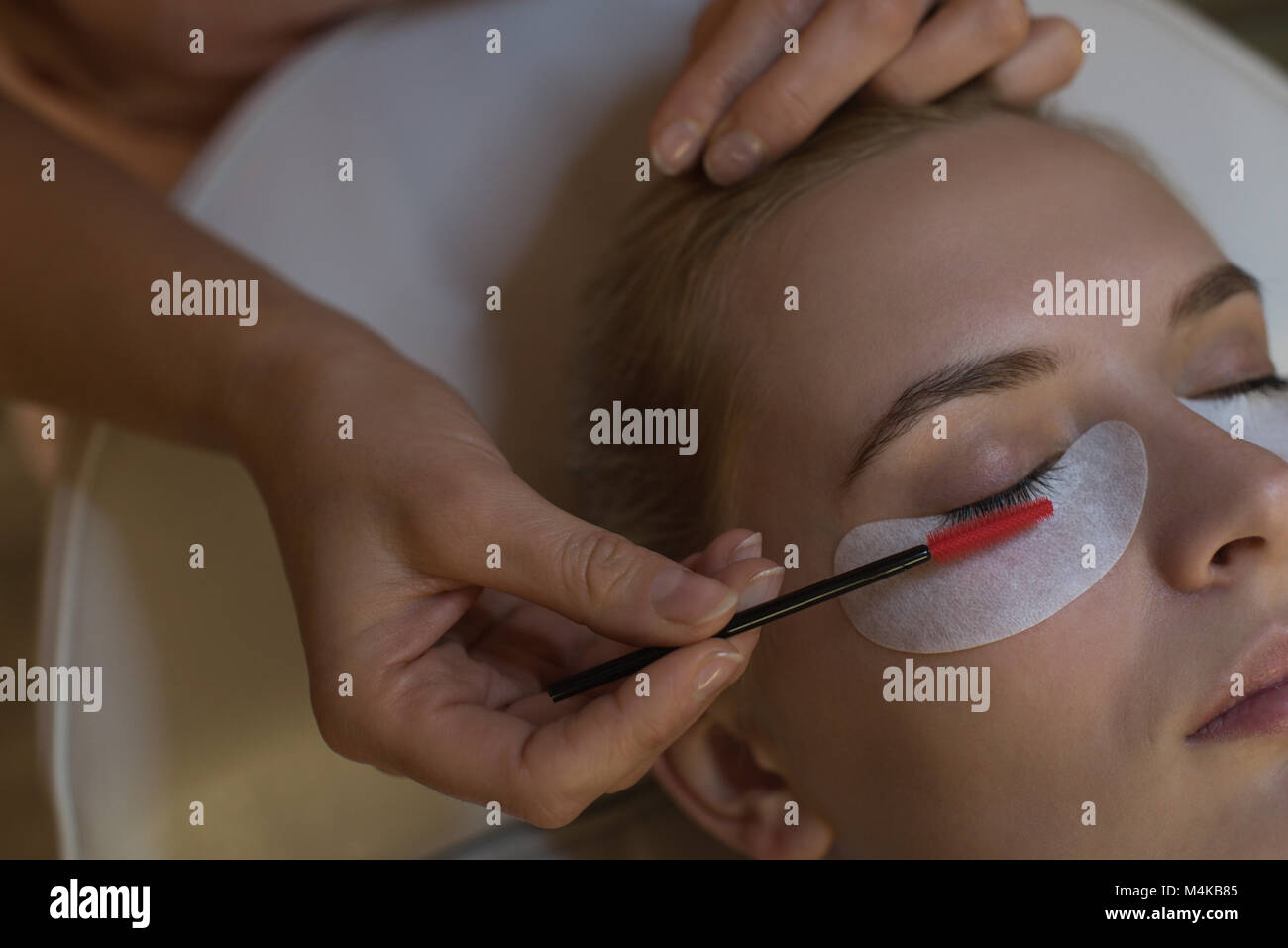 Kosmetikerin, Eyelash Extension Behandlung für weibliche Kunden Stockfoto