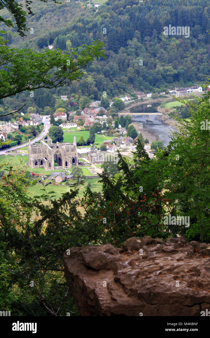 Anzeigen von Tintern Abbey aus der Offa's Dyke 177 Kilometer langen Wanderweg, erstreckt sich von Chepstow nach Prestatyn entlang der walisischen Grenze Stockfoto