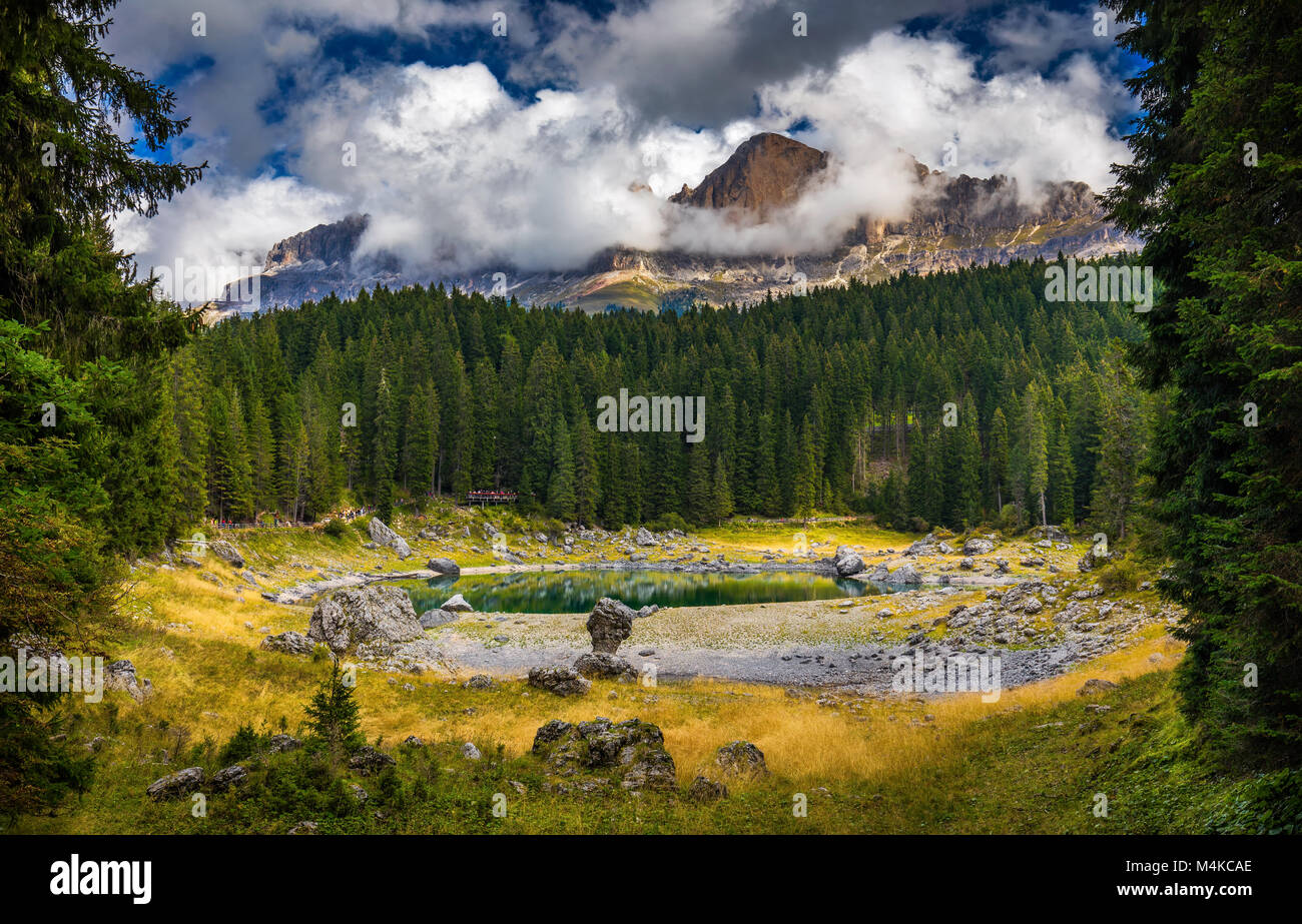 Carezza See (Lago di Carezza, Karersee) mit dem Berg Latemar, Provinz Bozen, Südtirol, Italien. Stockfoto