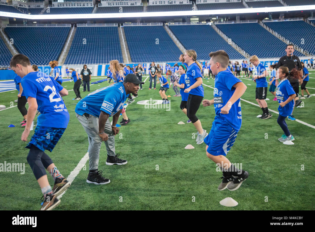 Detroit, Michigan - Detroit Lions linebacker Tahir Whitehead führt Studenten durch Fußballübungen während einer körperlichen Aktivität und Ernährung Programm an Stockfoto
