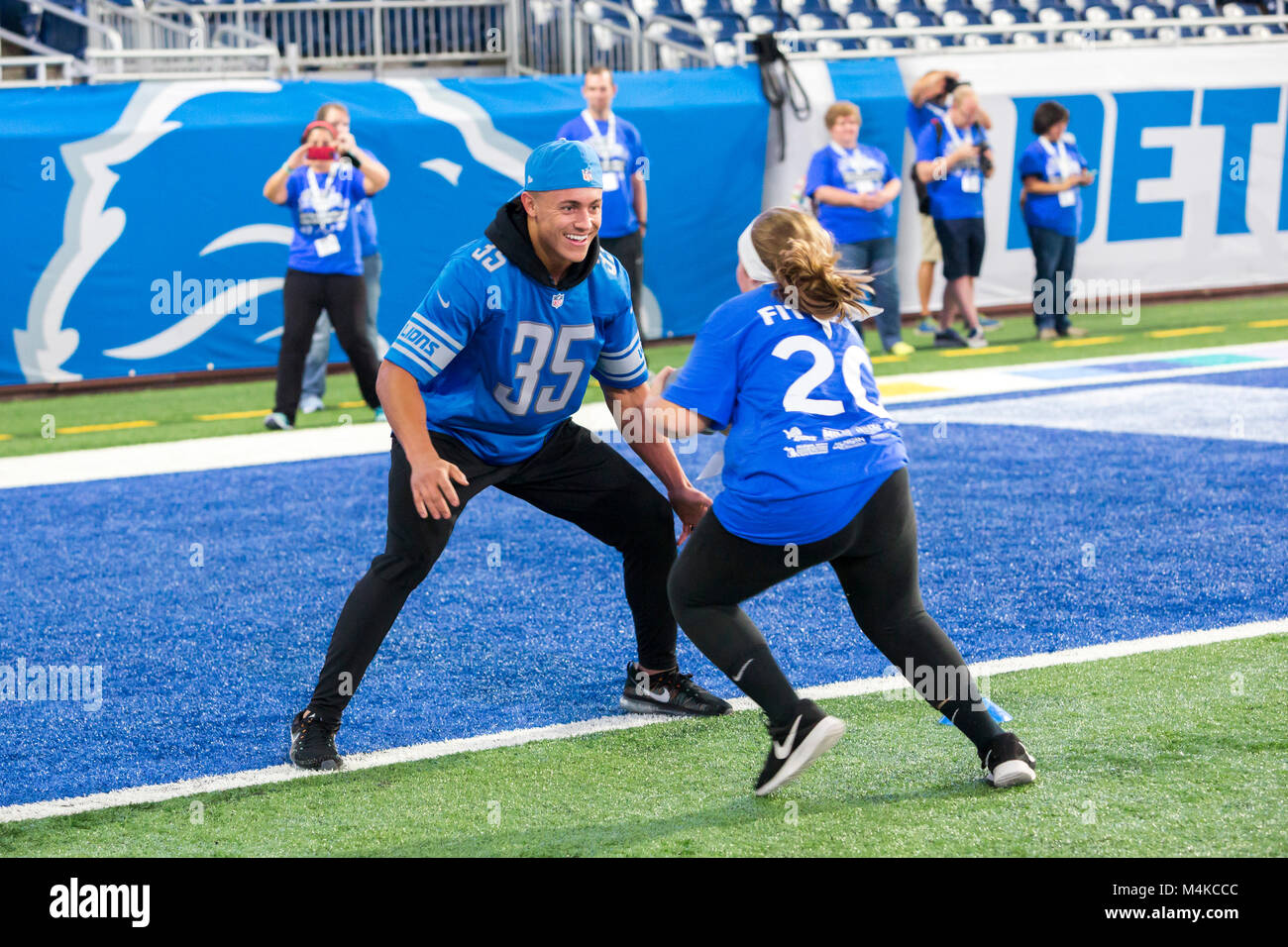 Detroit, Michigan - Detroit Lions Sicherheit Meilen Killebrew läuft Studenten durch Fußballübungen während einer körperlichen Aktivität und Ernährung Programm für Stockfoto
