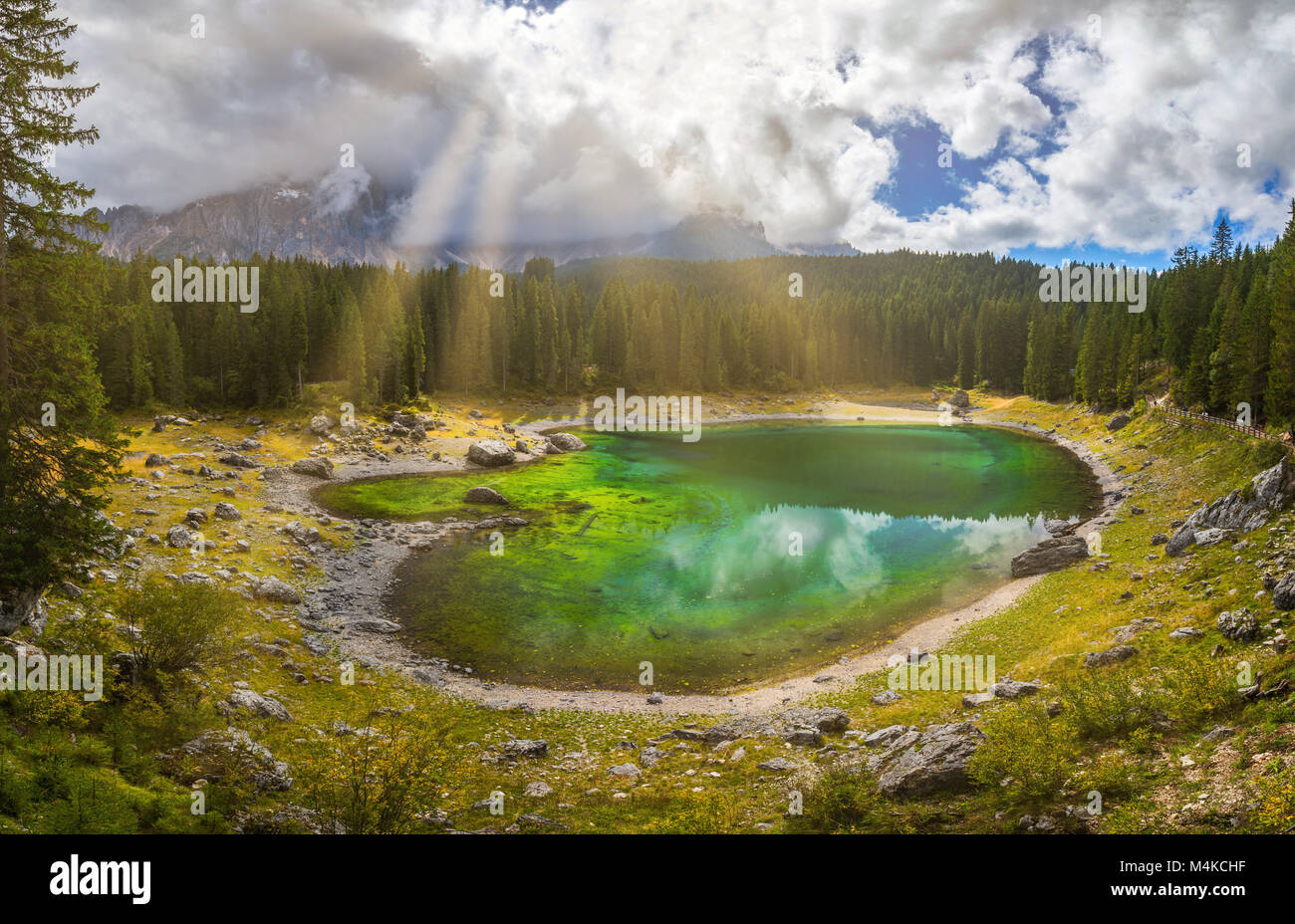 Carezza See (Lago di Carezza, Karersee) mit dem Berg Latemar, Provinz Bozen, Südtirol, Italien. Stockfoto