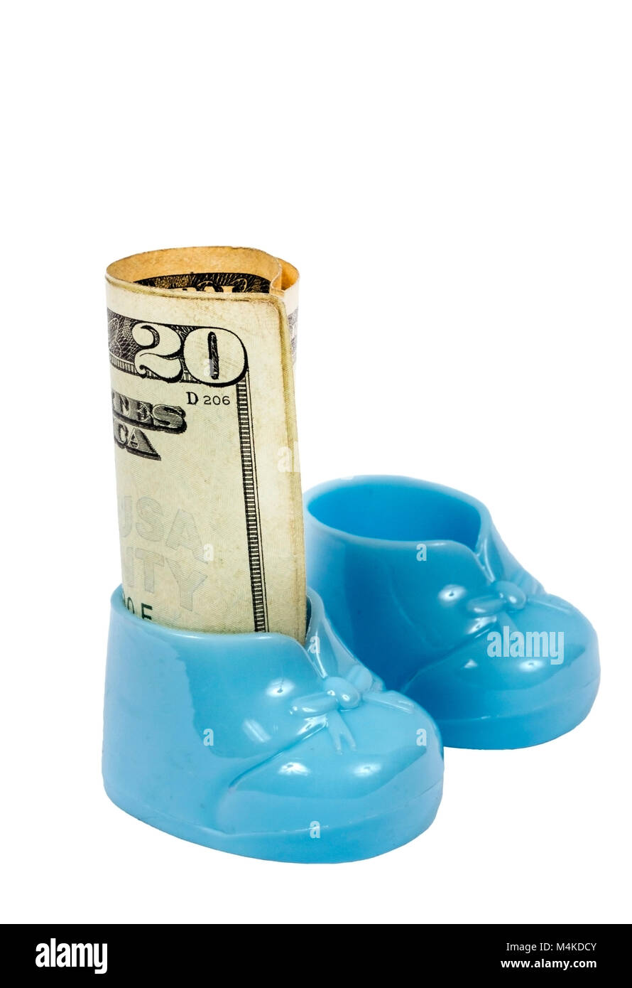 Vertikaler ein paar Kunststoff blau Baby booties auf einem weißen Hintergrund. Eine Beute hat eine aufgerollte zwanzig Dollar Bill und die andere ist leer Stockfoto