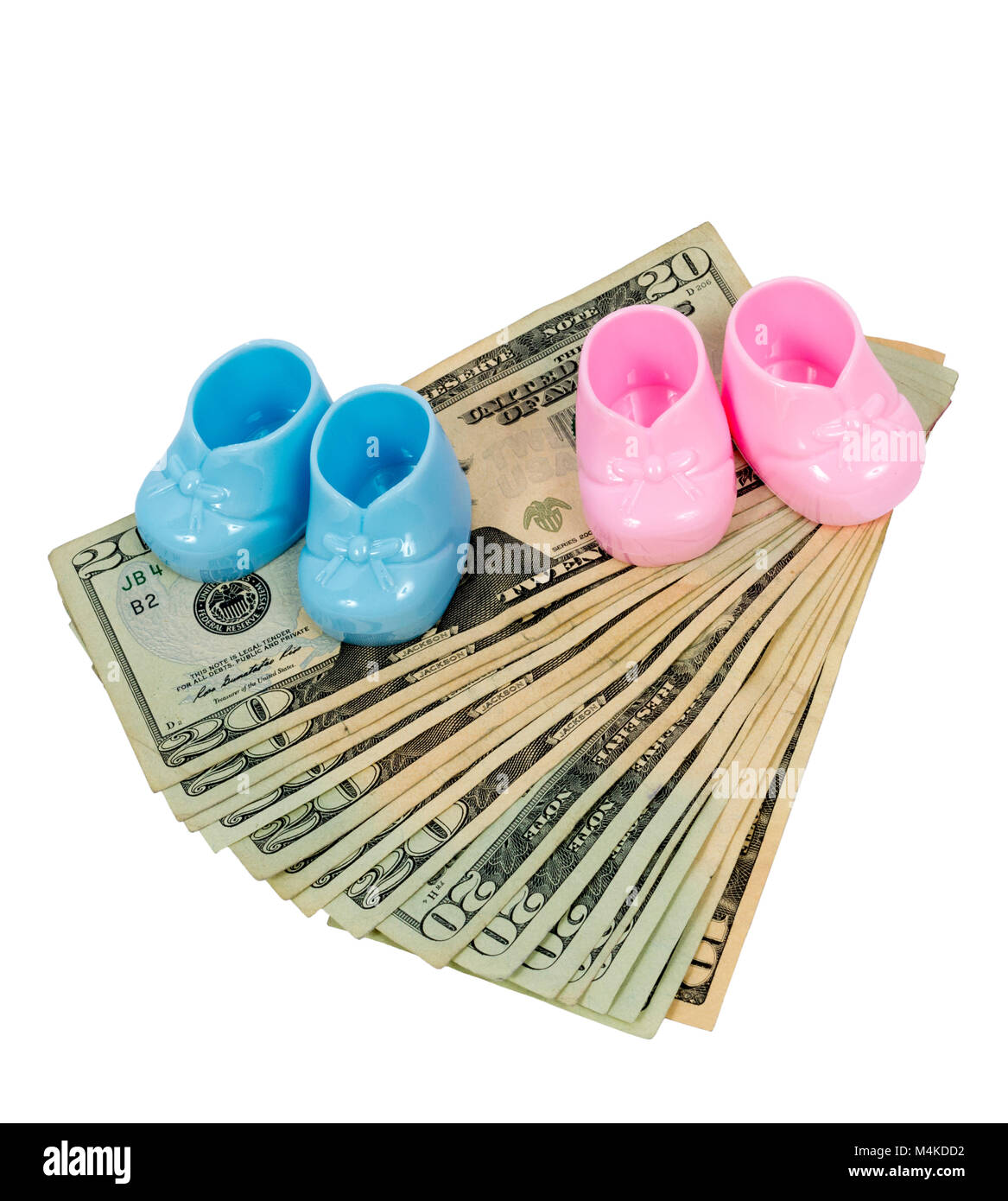 Vertikaler ein paar Rosa und Blau Kunststoff Booties Sitzen auf, 20-Dollarscheine mit 10 an der Unterseite auf einem weißen Hintergrund aufgefächert. Stockfoto