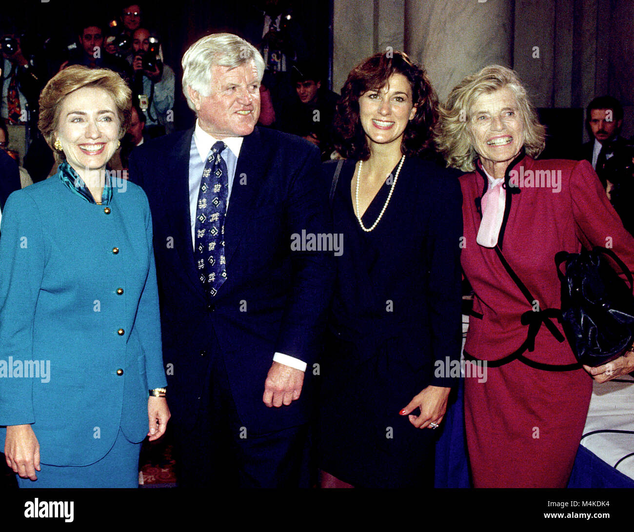 Washington, DC - (Datei) - First Lady Hillary Rodham Clinton, Links, posiert für ein Foto mit US-Senator Edward M. "Ted" Kennedy (Demokrat aus Massachusetts), links Mitte, Victoria Reggie Kennedy, Ehefrau von Senator Kennedy, rechts Mitte, und Eunice Kennedy Shriver, die Schwester von Senator Kennedy, rechts nach Clintons Zeugnis zur Gesundheitsreform vor dem US-Senat Bildung und Arbeit Ausschuss in Washington, D.C. am 29. September 1993. . Credit: Ron Sachs/CNP/MediaPunch Stockfoto