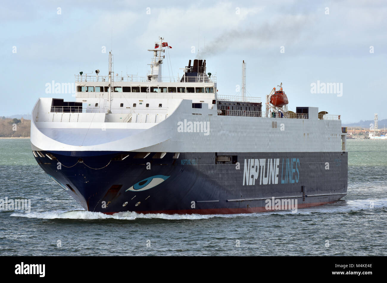 Ein Neptun Linien auto Spediteur oder Transporter Schiff Verlassen oder Betreten der Hafen von Southampton Docks. Ein modernes und schnelles Auto transporter Schiff. Stockfoto