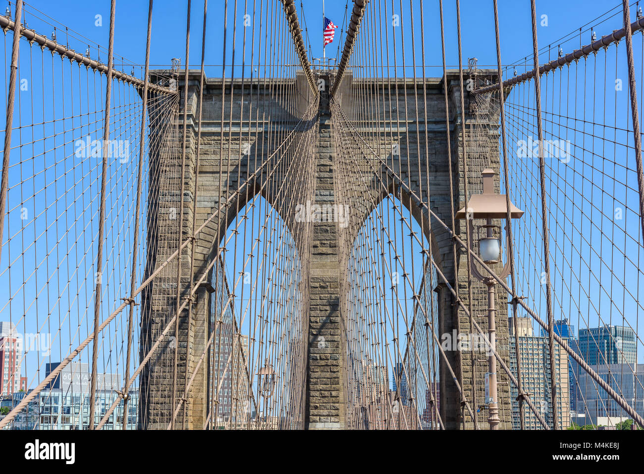 Die Brooklyn Bridge, eine der ältesten Fahrbahn Brücken, die Brooklyn auf Lower Manhattan verbinden Stockfoto