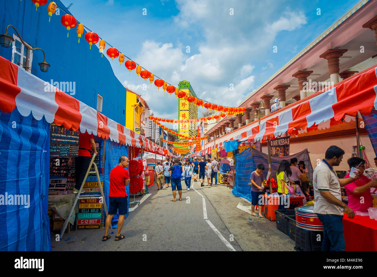 Singapur, Singapur - Januar 30. 2018: unbekannte Menschen zu Fuß am öffentlichen Markt der Lau Pa Sat Festival Market Telok Ayer ist ein historischen viktorianischen gusseisernen Markt Gebäude jetzt als populäre food court Hawker Center in Singapur eingesetzt Stockfoto