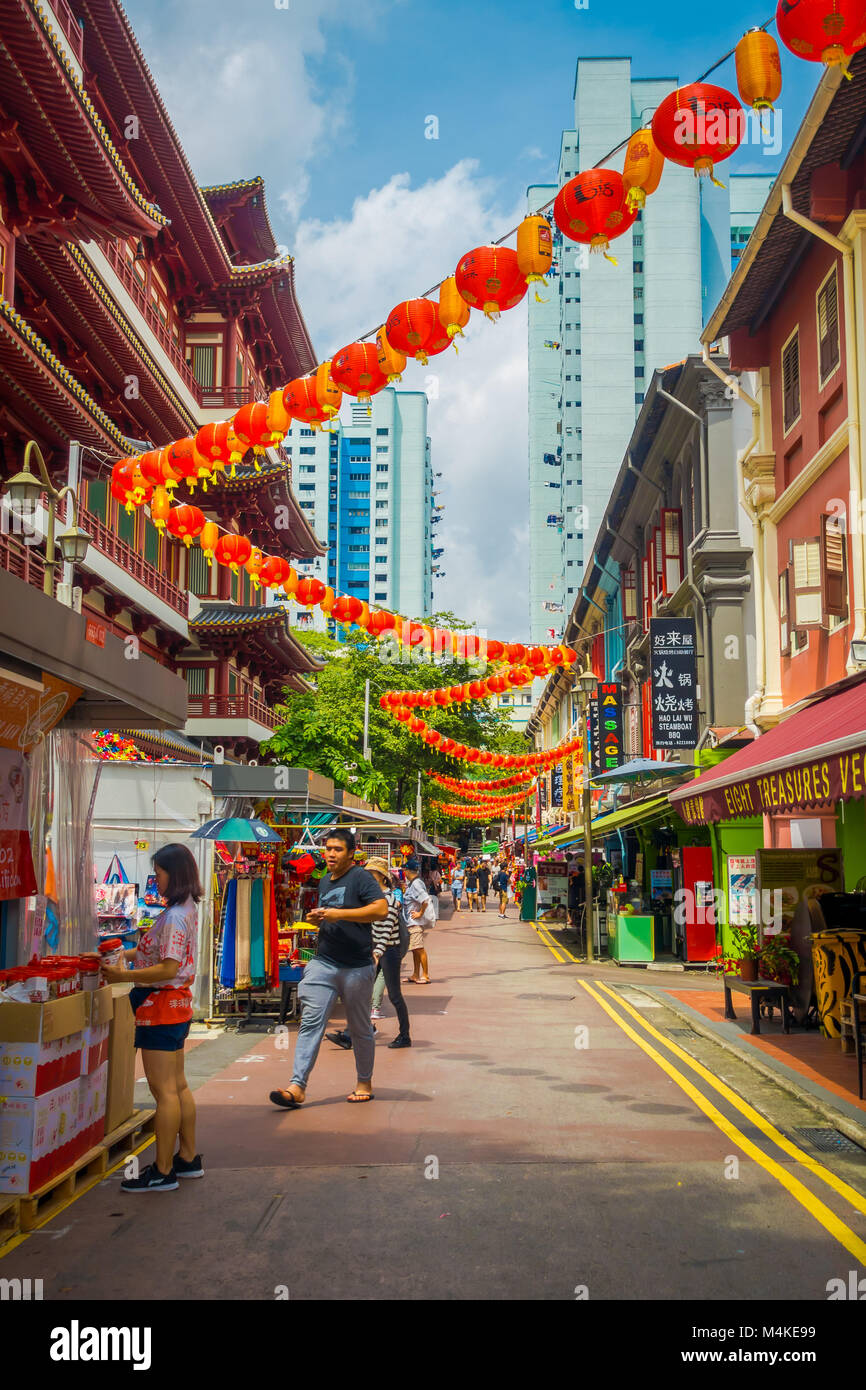 Singapur, Singapur - Januar 30. 2018: Im Freien von unbekannten Menschen zu Fuß am öffentlichen Markt der Lau Pa Sat Festival Market Telok Ayer ist ein historischen viktorianischen gusseisernen Markt Gebäude jetzt als populäre food court Hawker Center in Singapur eingesetzt Stockfoto