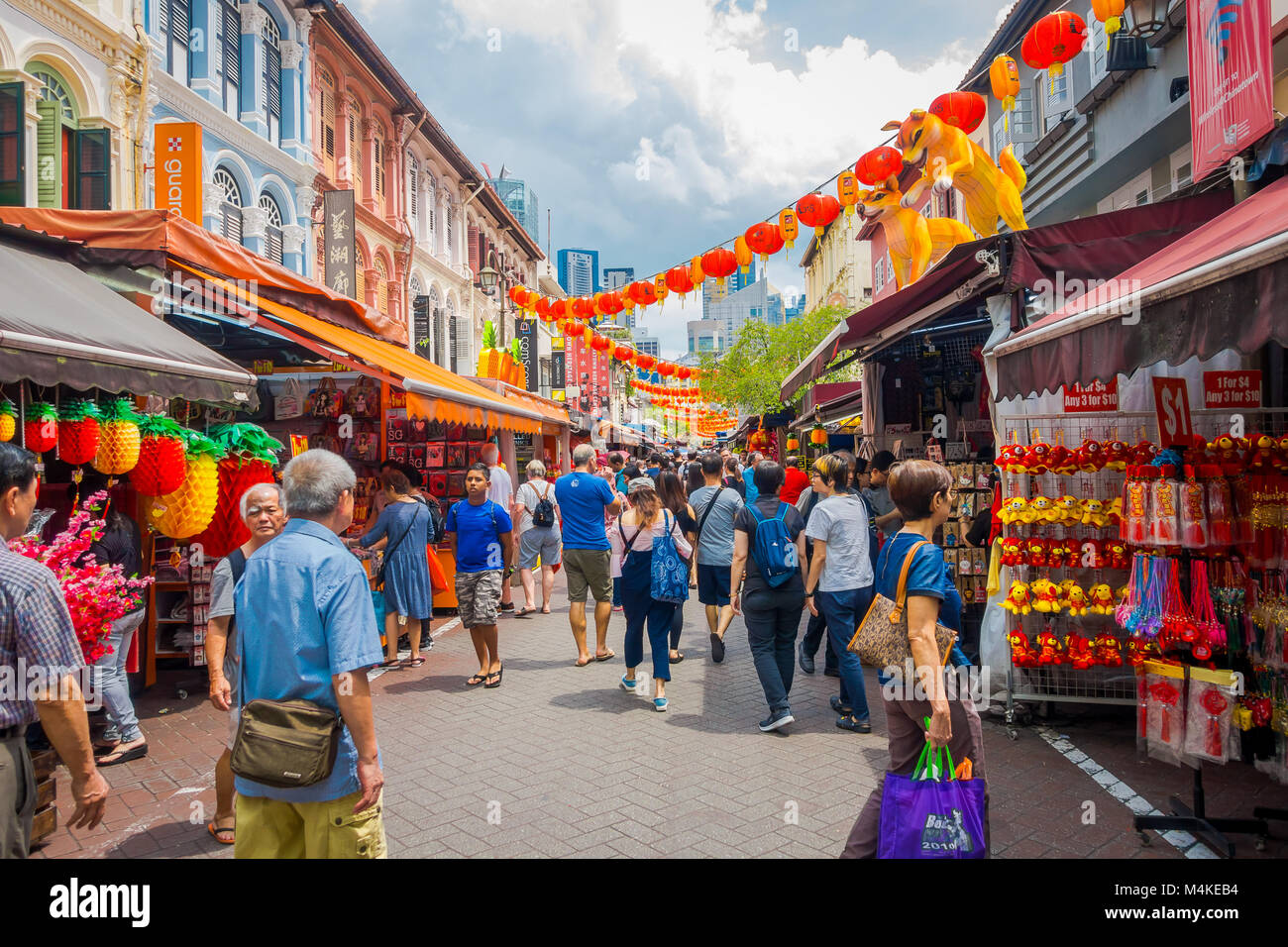 Singapur, Singapur - Januar 30. 2018: Im Freien von Menschen zu Fuß am öffentlichen Markt der Lau Pa Sat Festival Market Telok Ayer ist ein historischen viktorianischen gusseisernen Markt Gebäude jetzt als populäre food court Hawker Center in Singapur eingesetzt Stockfoto