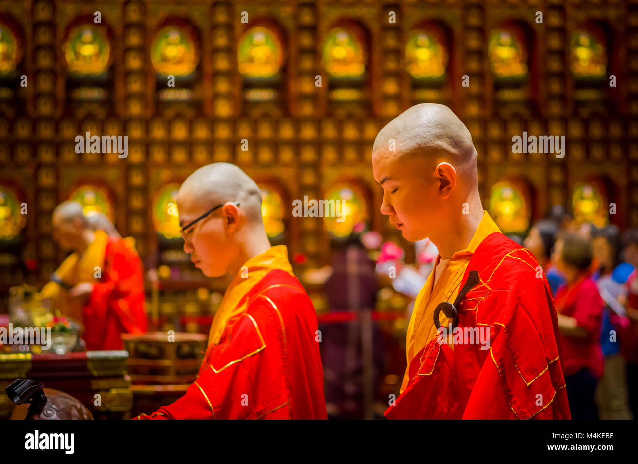 Singapur, Singapur - Januar 30. 2018: Porträt der jungen Mönche zu Lord Buddha Statue im Buddha Zahns Tempel beten, Singapur in der Nähe von China Town. Stockfoto