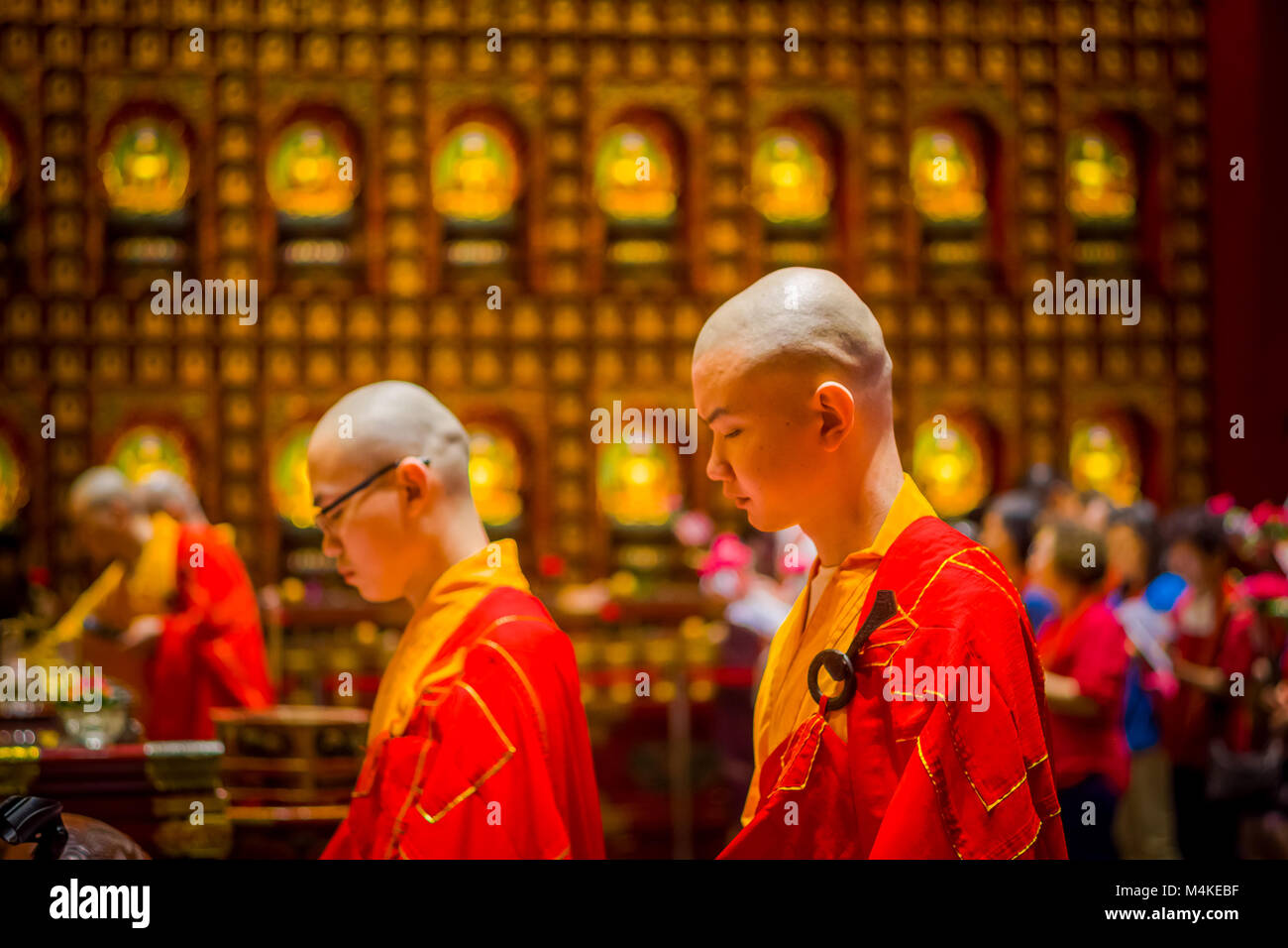 Singapur, Singapur - Januar 30. 2018: Porträt der jungen Mönche zu Lord Buddha Statue im Buddha Zahns Tempel beten, Singapur in der Nähe von China Town. Stockfoto