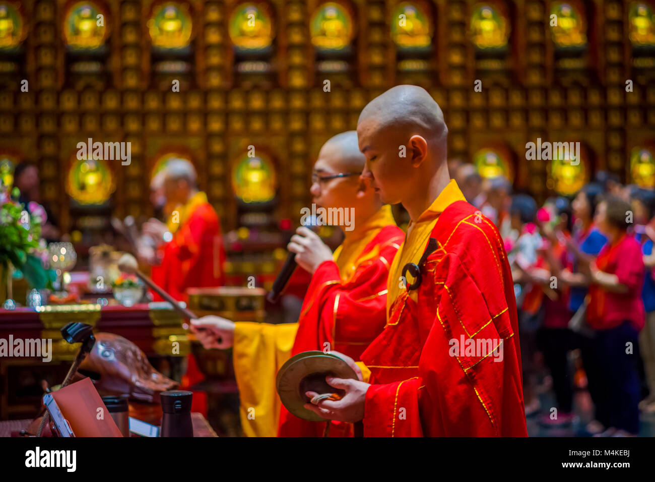 Singapur, Singapur - Januar 30. 2018: Porträt der jungen Mönche zu Lord Buddha Statue im Buddha Zahns Tempel beten, Singapur in der Nähe von China Town. Stockfoto