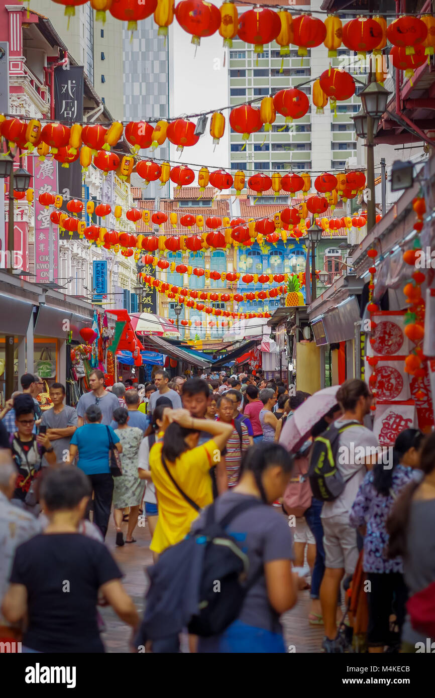 Singapur, Singapur - Januar 30. 2018: Im Freien von Menschen zu Fuß am öffentlichen Markt der Lau Pa Sat Festival Market Telok Ayer ist ein historischen viktorianischen gusseisernen Markt Gebäude in Singapur Stockfoto